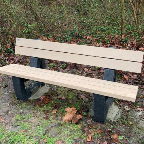 Kunststof parkbank Bonn Govaplast 67 Parkbank Bonn met leuning Sand Beige (deze staat in Groningen)